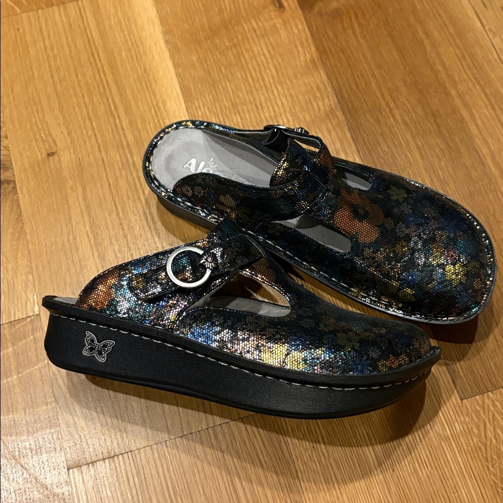 Adorable Alegria clogs, shiny, floral pattern